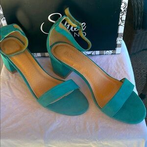 Shoeland Green Teal Heels Size 11 with Suede Finish 2 1/2 inch heel